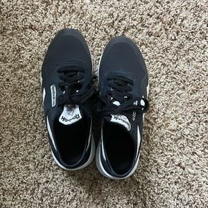 Black Reebok’s size 6